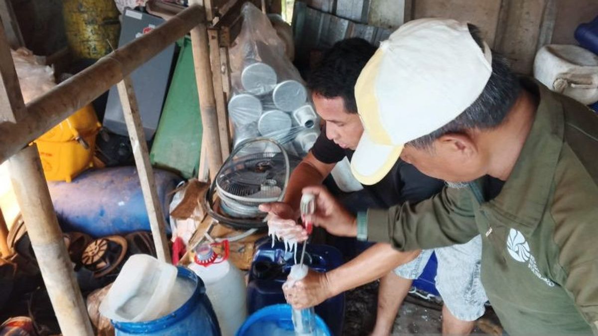 يشتبه في تورط مستودع النقل في تلوث نهر Ciliwung المختم ، والآن DLH Bogor City تختبر العينات