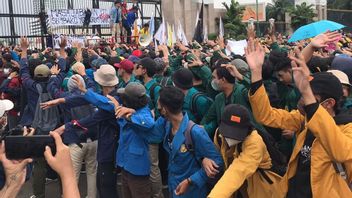 يطلب من الحكومة ومجلس النواب الاستجابة لمطالب الطلاب في قانون الاحتجاج في 11 أبريل