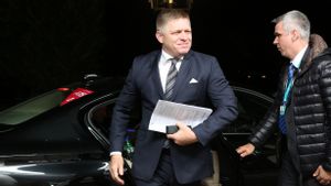 Le Premier Ministre slovaque Fico revoit son retour au travail après son retour à la maison après les fusillades