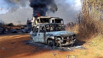 جماعات المقاومة تدفن أكثر من 30 جثة مدنية قتلتها وأحرقتها ضربات النظام العسكري
