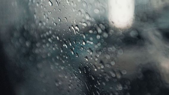 DKIジャカルタがラニーニャに警告、雨や風から身を守るように求められた人々