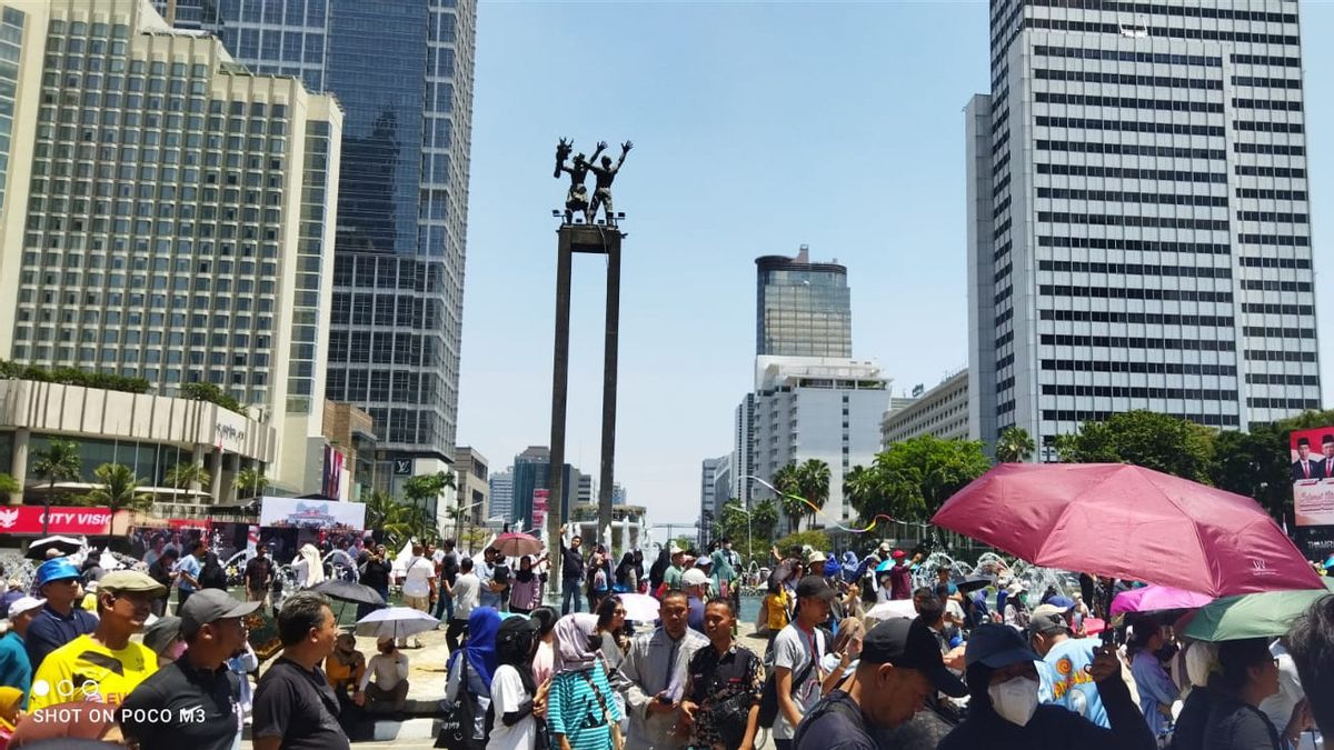 Interrompu par le soleil, des milliers de personnes passionnées regardant le discours de Prabowo de videotron au rond-point HI