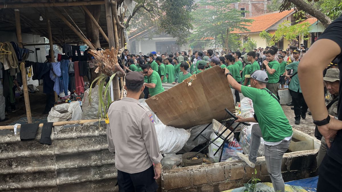 6070 Meters Of Land Execution In Pamulang Colored By Chaos, Mothers Bring Wood To Prevent Officers From Entering