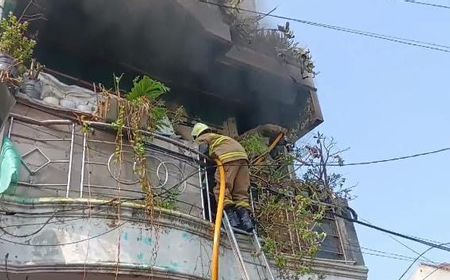 Rumah Lantai 2 di Utan Kayu Utara Terbakar Akibat Korsleting Listrik