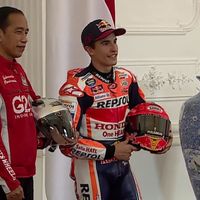 与MotoGP车手会面，佐科威与马克·马克斯（Marc Marques）合影给杰克·米勒（Jack Miller）