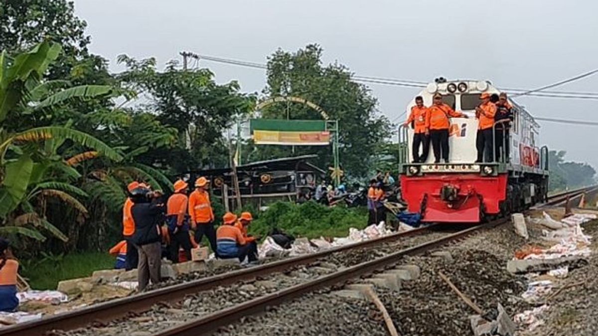 Turangga Train Hits Livestock Feed Transport Truck In Jombang