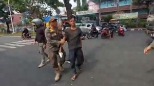 Satpol PP Gelar Rakatib, Kejar-kejaran dengan Pak Ogah di Duren Sawit
