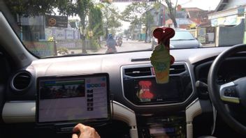 Cah Tulungagung，星期六然后启动INCAR汽车以记录街道上驾驶者的交通违规行为