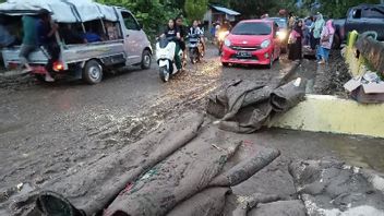 357苏拉威西岛中部托鲁帕里莫山洪灾民家庭户主流离失所
