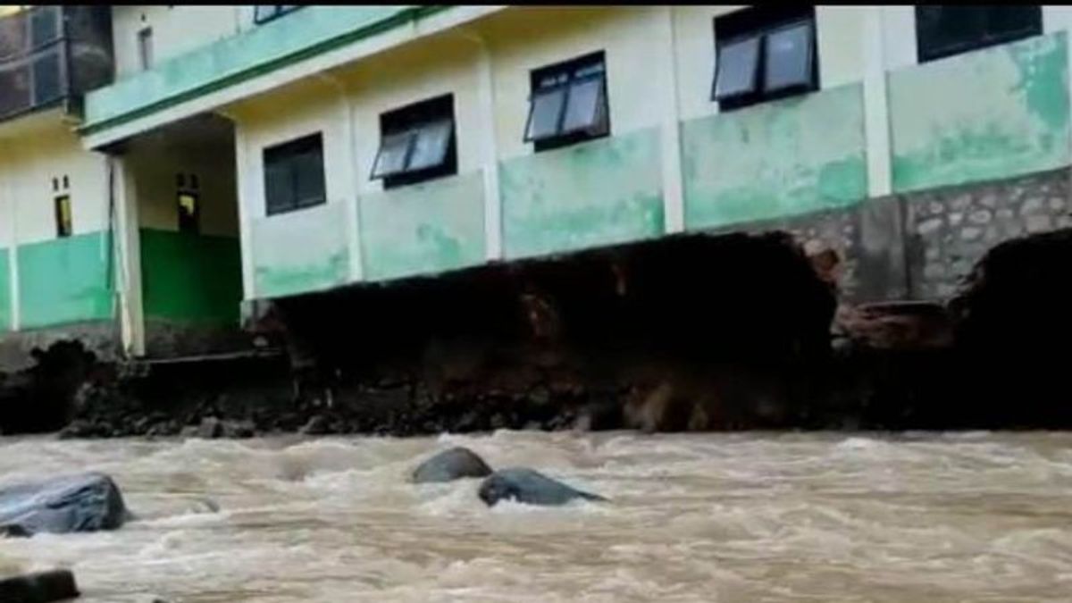 الفيضانات تتسبب في انهيار مبنى بونبس في مونجونجان ترينغاليك تقريبا