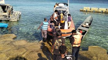 ワカトビ海域に漂流していた4人の漁師がSARチームによって避難しました