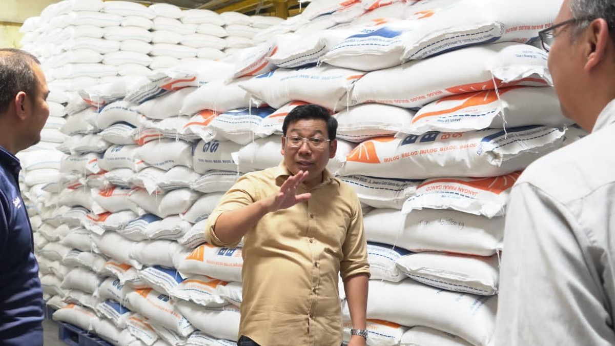 2.000 Ton Beras Operasi Pasar Bulog Digelontorkan ke Cipinang