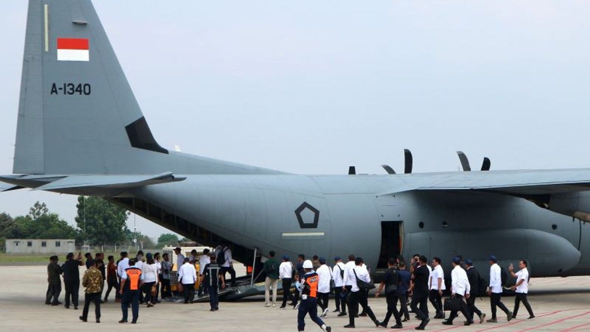 Monitoring The Specifications Of The Super Hercules C-130J Plane Transporting The Ministers Of The Red And White Cabinet To Magelang