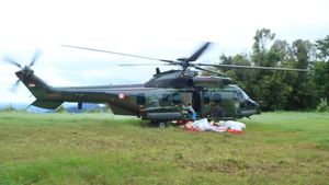 陸軍ヘリを使用して配布されたLuwu地滑り災害犠牲者のロジスティクス