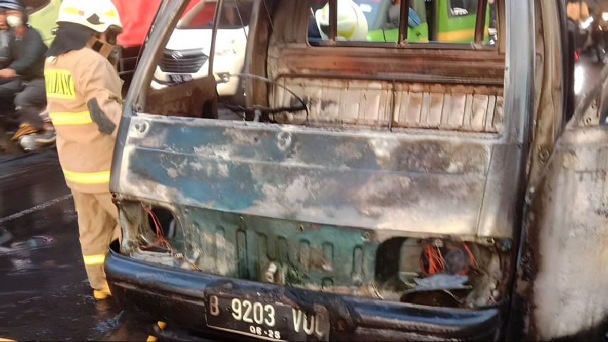 Akibat Arus Pendek Mobil Pikap Terbakar di Jalan Daan Mogot