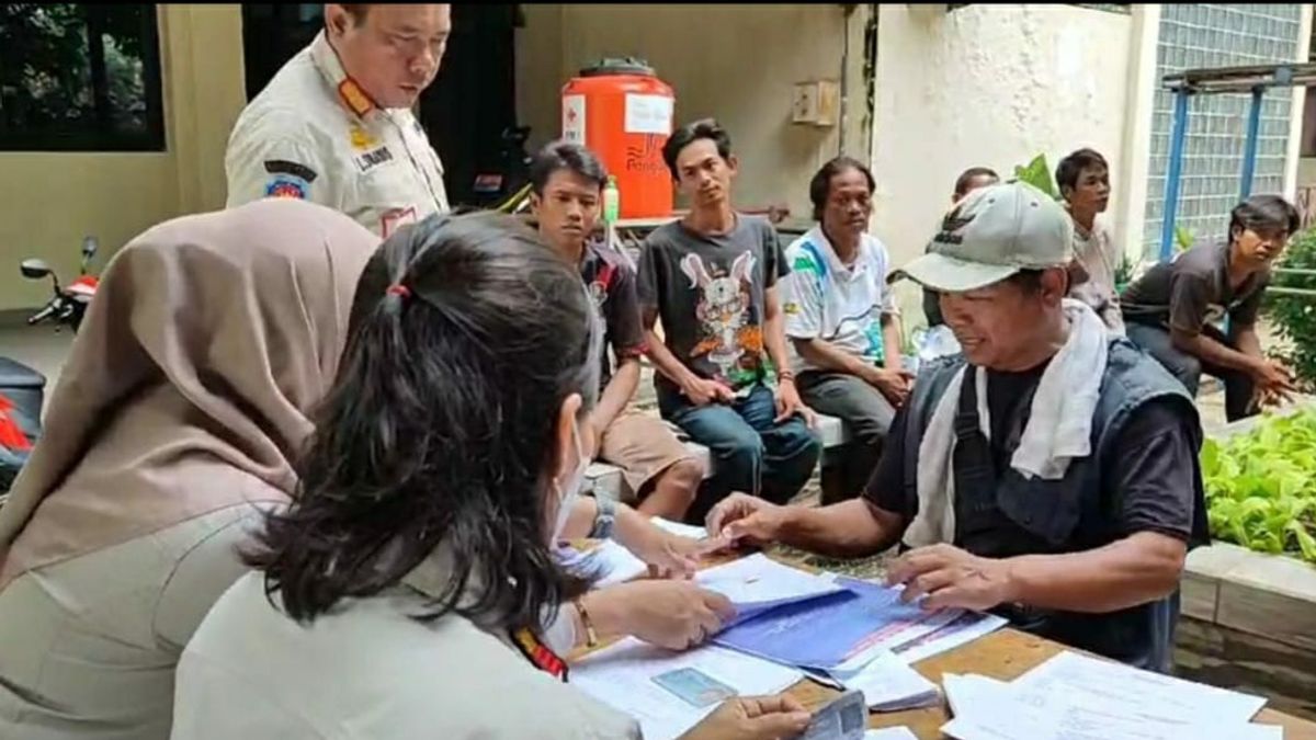 Satpol PP Pulogadung Beri Peringatan ke 13 Orang Pelanggar Perda Ketertiban