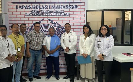 Dengan Mimik Senyum Ramah, Eks Bupati Mimika Eltinus Omaleng Dijebloskan KPK ke Penjara