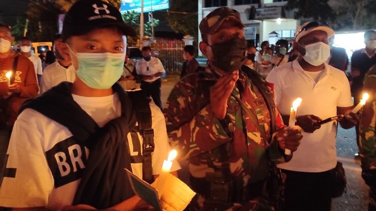 مئات من الناك في جايابورا ضوء الشموع المتعلقة KKB مأساة الهجوم الوحشي في كيويروك