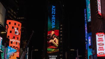 EP Debuts Aziz Hedra Appears In Times Square, This Is The Hope Of The Musician