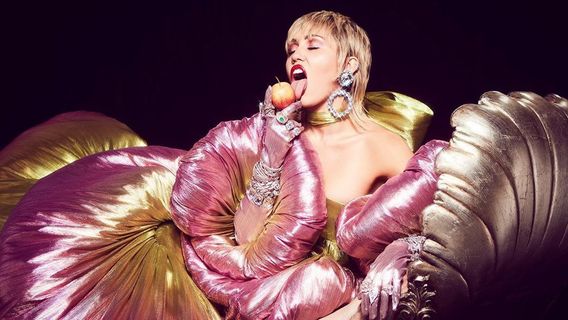 Miley Cyrus Garap Album Berisi <i>Cover</i> Lagu Metallica