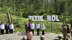 Berkumpul di Kawasan Ibu Kota Negara Nusantara, Jokowi Satukan Tanah dan Air dari Seluruh Gubernur