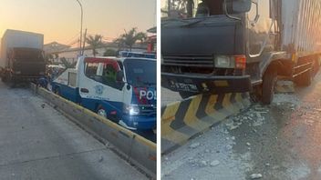 Truk Tabrak Separator Busway di Depan LP Cipinang, Lalu Lintas Semakin Macet