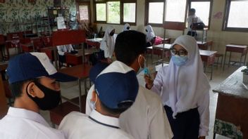 Waiting For Directions, Pas D’école En Face-à-face à Pekanbaru 