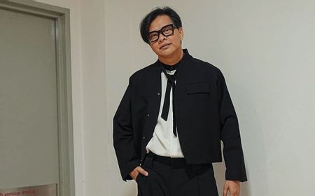 Armand Maulana Merekam Vokal untuk EP Sarwa Renjana di Rumah