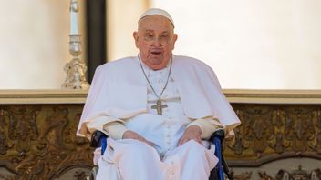 ar - Le pape François a surpris la foule avec une apparition sur la place Saint-Père du Vatican
