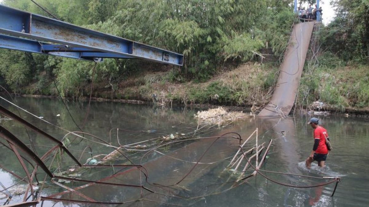 ينهار جسر Probolinggo Krengenan المعلق حتى يتم علاج عشرات الطلاب والمعلمين في المستشفى ، وتجري حكومة المقاطعة تقييما