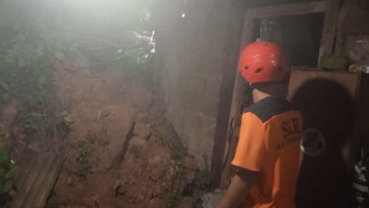 卡洛兰Temanggung Timpa Rumah的山体滑坡,1人死亡