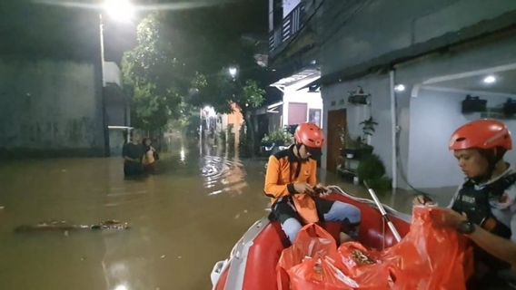 由于大雨，Pondok Aren地区被高达70厘米的洪水淹没