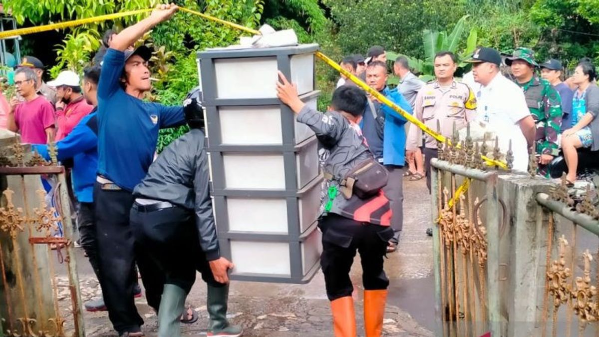 BPBD 记录 15 名Cibadak Sukabumi 居民住宅被山体滑坡掩埋