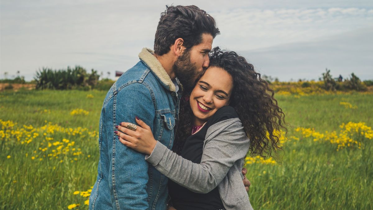 5 Cara Menjadikan Pasangan Sebagai Sahabat Terbaik