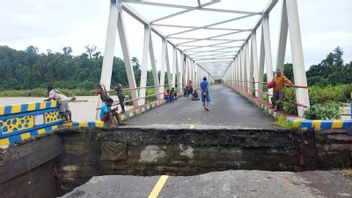 Sous des crues, un pont sur la ligne Trans Papouasie occidentale - Papouasie sud-ouest a été divisé