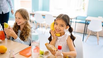 Selon Les Recherches, Les Enfants Qui Mangent Souvent Des Légumes Et Des Fruits Ont Le Potentiel D’avoir Une Meilleure Santé Mentale.