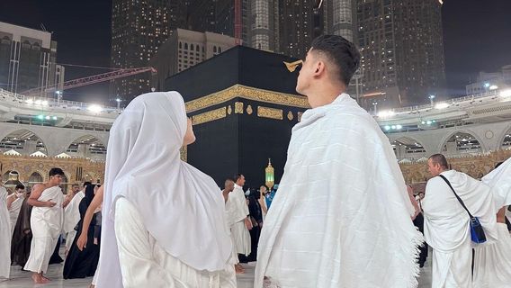 5 Potret Fuji Berhijab Saat Umroh, Makin Cantik Pasca Putus dari Thariq Halilintar