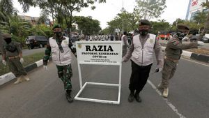 Terkena Razia Masker, Pemotor Ini Marahi Polisi dan Kasih Uang Rp3 Ribu 