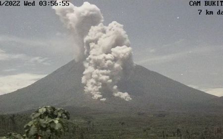 Gunung Semeru Luncurkan Awan Panas ke Tenggara Sejauh 4 Km