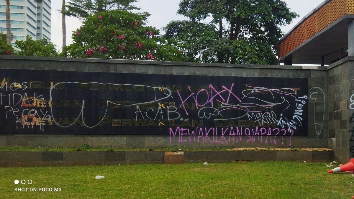 Vandal commence, pendemo coret-coret mur Pagar bâtiment de la RPD RI MPR