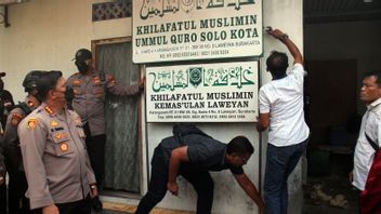 Polisi Lepas Papan Nama Markas Khilafatul Muslimin Solo