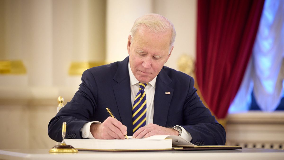 President Biden TOLD 39 People And Remissioned 1,500 Prisoners Ahead Of Lengser