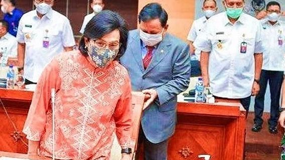 <i>Gentleman Manner</i> Menhan Prabowo Subianto Geser Kursi Sri Mulyani, Abu Janda: Dicontoh, Mengagungkan Wanita Tidak Membuat Pria Lemah