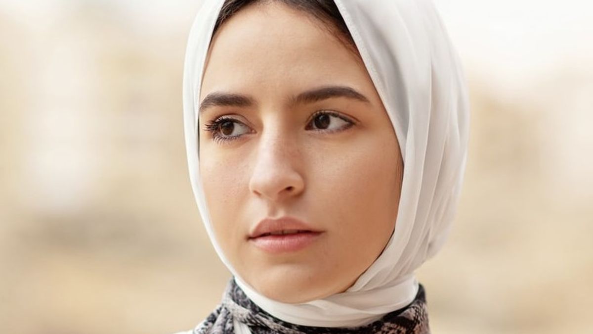 5 Tips Memilih Bahan Hijab "ala" Perancang Busana