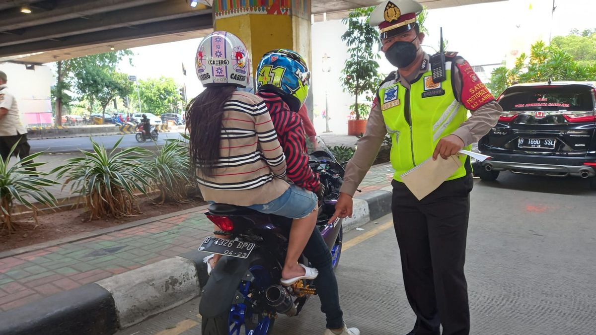 Pendant 14 Jours, La Police Manipule 3.595 Motos à échappement Bruyantes Sur La Route