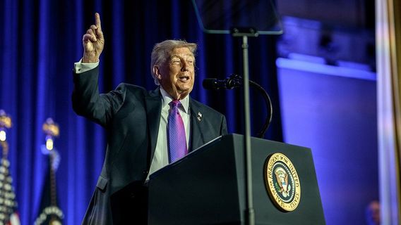 Après avoir été renvoyé par la Cour, Trump prépare des tarifs douaniers mondiaux de 15%