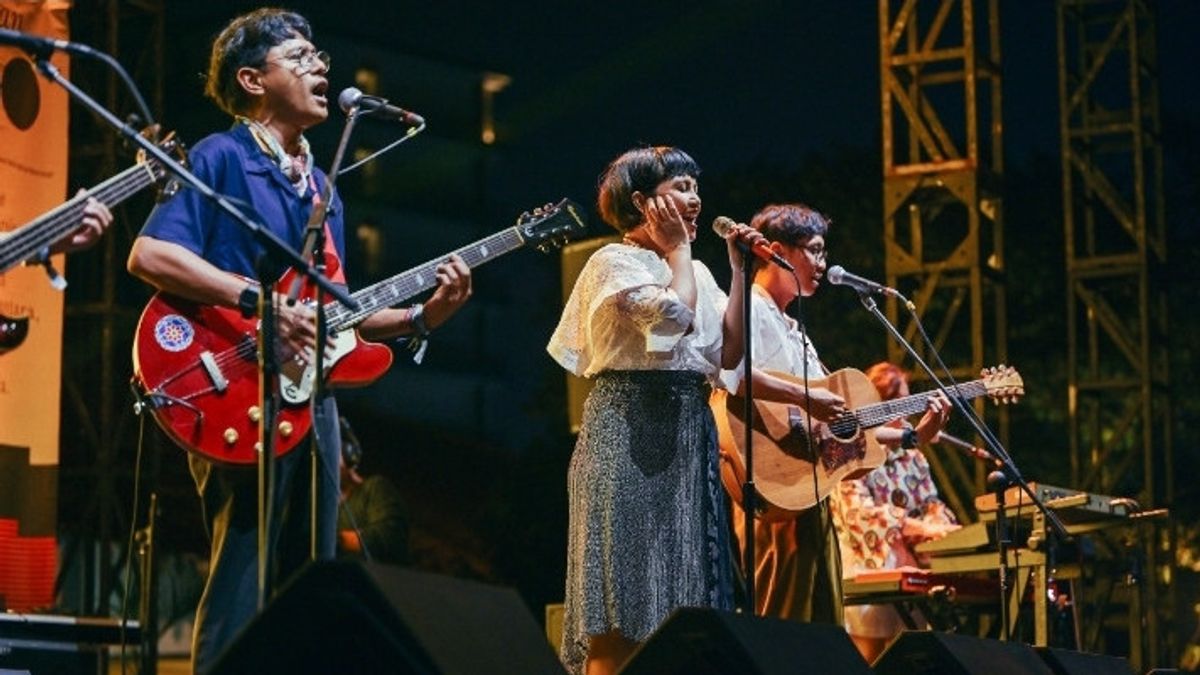 When White Shoes & The Couples Company Performs Old Songs In The Irama Series: One Decade Of Irama Nusantara