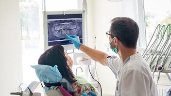 プラボウォが恵まれない地域の専門医に3,000万ルピアの特別手当を発行