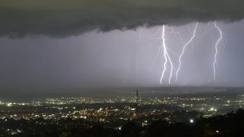 Prakiraan Cuaca Jakarta 24 Februari, Waspada Potensi Hujan Petir dan Angin Kencang