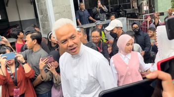 Warga Antusias Lihat Ganjar Coblosan di TPS Semarang Bareng Keluarga